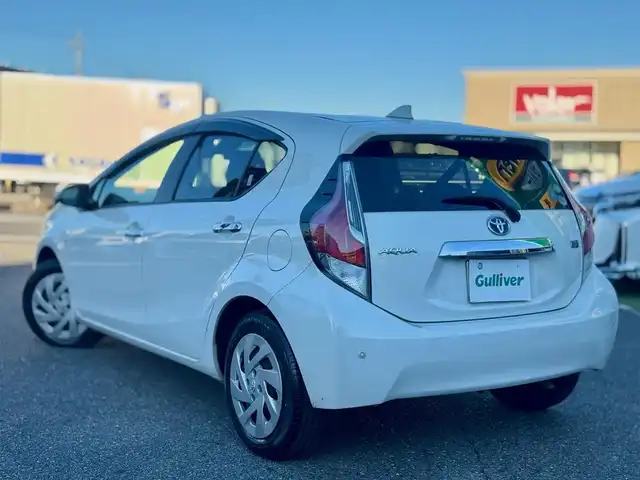 トヨタ アクア 滋賀県 2017(平29)年 8万km ライムホワイトパールクリスタルシャイン ワンオーナー/純正ナビ/　地デジ Bluetooth CD DVD SD/バックカメラ/Toyota Safety Sense C/プリクラッシュセーフティシステム/（レーザーレーダー＋単眼カメラ方式）/レーンディパーチャーアラート/オートマチックハイビーム/ドライブレコーダー/ヘッドライトレベライザー /スマートキー×2/プッシュスタート/純正フロアマット/純正ドアバイザー/