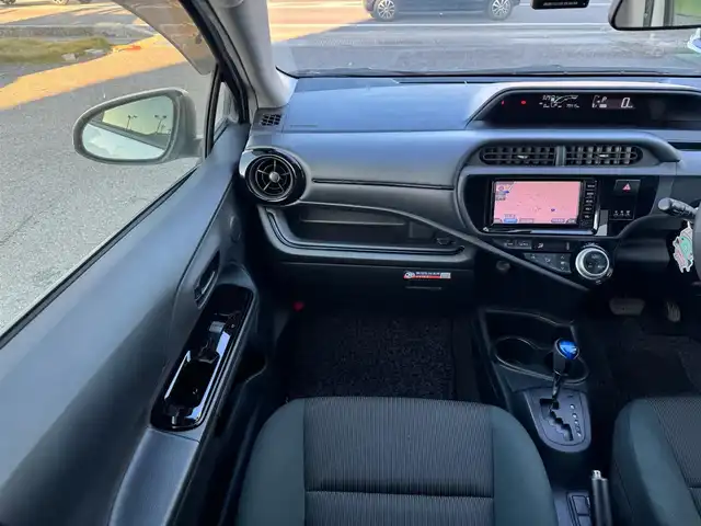 トヨタ アクア 滋賀県 2017(平29)年 8万km ライムホワイトパールクリスタルシャイン ワンオーナー/純正ナビ/　地デジ Bluetooth CD DVD SD/バックカメラ/Toyota Safety Sense C/プリクラッシュセーフティシステム/（レーザーレーダー＋単眼カメラ方式）/レーンディパーチャーアラート/オートマチックハイビーム/ドライブレコーダー/ヘッドライトレベライザー /スマートキー×2/プッシュスタート/純正フロアマット/純正ドアバイザー/