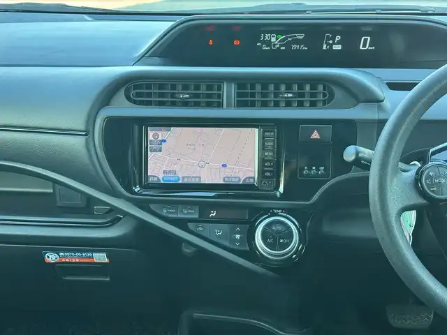 トヨタ アクア 滋賀県 2017(平29)年 8万km ライムホワイトパールクリスタルシャイン ワンオーナー/純正ナビ/　地デジ Bluetooth CD DVD SD/バックカメラ/Toyota Safety Sense C/プリクラッシュセーフティシステム/（レーザーレーダー＋単眼カメラ方式）/レーンディパーチャーアラート/オートマチックハイビーム/ドライブレコーダー/ヘッドライトレベライザー /スマートキー×2/プッシュスタート/純正フロアマット/純正ドアバイザー/