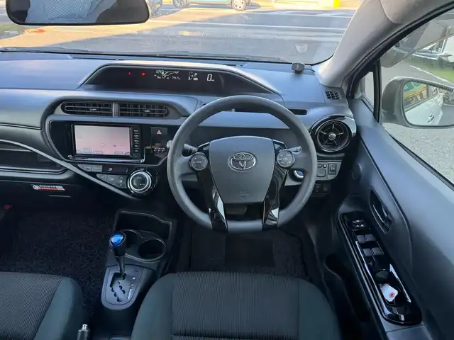 トヨタ アクア 滋賀県 2017(平29)年 8万km ライムホワイトパールクリスタルシャイン ワンオーナー/純正ナビ/　地デジ Bluetooth CD DVD SD/バックカメラ/Toyota Safety Sense C/プリクラッシュセーフティシステム/（レーザーレーダー＋単眼カメラ方式）/レーンディパーチャーアラート/オートマチックハイビーム/ドライブレコーダー/ヘッドライトレベライザー /スマートキー×2/プッシュスタート/純正フロアマット/純正ドアバイザー/