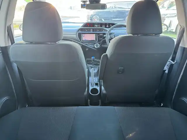 トヨタ アクア 滋賀県 2017(平29)年 8万km ライムホワイトパールクリスタルシャイン ワンオーナー/純正ナビ/　地デジ Bluetooth CD DVD SD/バックカメラ/Toyota Safety Sense C/プリクラッシュセーフティシステム/（レーザーレーダー＋単眼カメラ方式）/レーンディパーチャーアラート/オートマチックハイビーム/ドライブレコーダー/ヘッドライトレベライザー /スマートキー×2/プッシュスタート/純正フロアマット/純正ドアバイザー/