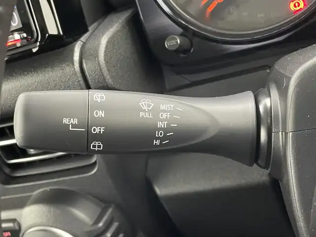 スズキ ジムニー シエラ JC 埼玉県 2023(令5)年 0.7万km ピュアホワイトP 社外９型ナビ　/ＭＴ車　/４ＷＤ　/スズキセーフティーサポート　/衝突軽減　/車線抑制　/ステアリングスイッチ　/ドライブレコーダー　/ＥＴＣ　/ＬＥＤヘッドライト　/フォグライト　/オートライト　/純正ＡＷ　