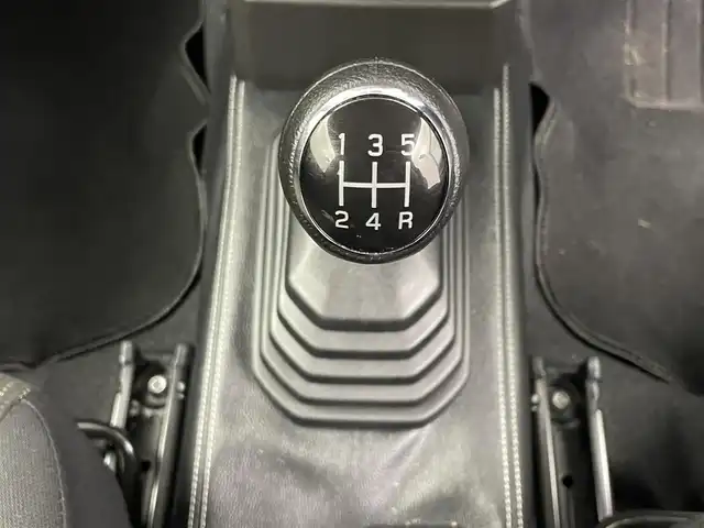 スズキ ジムニー シエラ JC 埼玉県 2023(令5)年 0.7万km ピュアホワイトP 社外９型ナビ　/ＭＴ車　/４ＷＤ　/スズキセーフティーサポート　/衝突軽減　/車線抑制　/ステアリングスイッチ　/ドライブレコーダー　/ＥＴＣ　/ＬＥＤヘッドライト　/フォグライト　/オートライト　/純正ＡＷ　