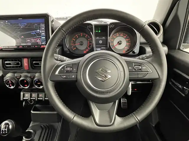 スズキ ジムニー シエラ JC 埼玉県 2023(令5)年 0.7万km ピュアホワイトP 社外９型ナビ　/ＭＴ車　/４ＷＤ　/スズキセーフティーサポート　/衝突軽減　/車線抑制　/ステアリングスイッチ　/ドライブレコーダー　/ＥＴＣ　/ＬＥＤヘッドライト　/フォグライト　/オートライト　/純正ＡＷ　