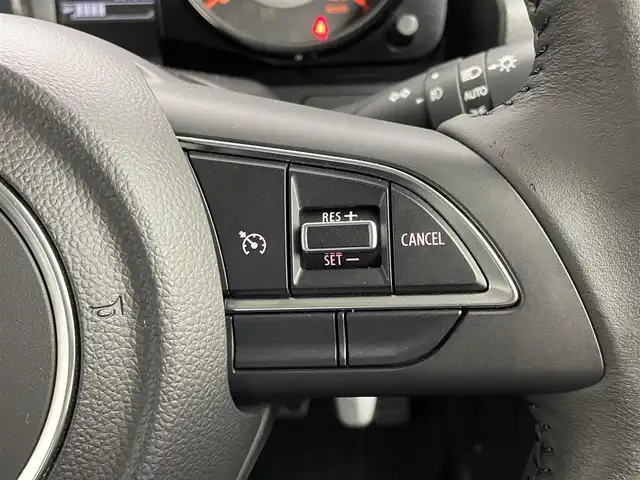 スズキ ジムニー シエラ JC 埼玉県 2023(令5)年 0.7万km ピュアホワイトP 社外９型ナビ　/ＭＴ車　/４ＷＤ　/スズキセーフティーサポート　/衝突軽減　/車線抑制　/ステアリングスイッチ　/ドライブレコーダー　/ＥＴＣ　/ＬＥＤヘッドライト　/フォグライト　/オートライト　/純正ＡＷ　