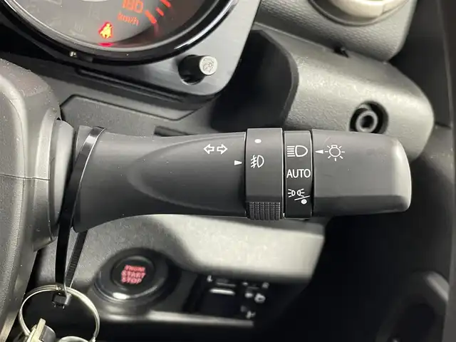 スズキ ジムニー シエラ JC 埼玉県 2023(令5)年 0.7万km ピュアホワイトP 社外９型ナビ　/ＭＴ車　/４ＷＤ　/スズキセーフティーサポート　/衝突軽減　/車線抑制　/ステアリングスイッチ　/ドライブレコーダー　/ＥＴＣ　/ＬＥＤヘッドライト　/フォグライト　/オートライト　/純正ＡＷ　