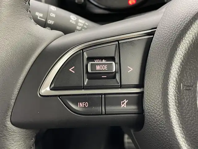 スズキ ジムニー シエラ JC 埼玉県 2023(令5)年 0.7万km ピュアホワイトP 社外９型ナビ　/ＭＴ車　/４ＷＤ　/スズキセーフティーサポート　/衝突軽減　/車線抑制　/ステアリングスイッチ　/ドライブレコーダー　/ＥＴＣ　/ＬＥＤヘッドライト　/フォグライト　/オートライト　/純正ＡＷ　