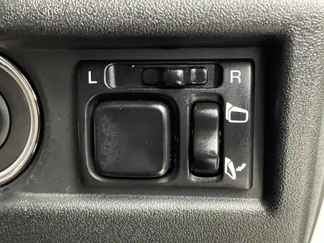 スズキ ジムニー シエラ JC 埼玉県 2023(令5)年 0.7万km ピュアホワイトP 社外９型ナビ　/ＭＴ車　/４ＷＤ　/スズキセーフティーサポート　/衝突軽減　/車線抑制　/ステアリングスイッチ　/ドライブレコーダー　/ＥＴＣ　/ＬＥＤヘッドライト　/フォグライト　/オートライト　/純正ＡＷ　