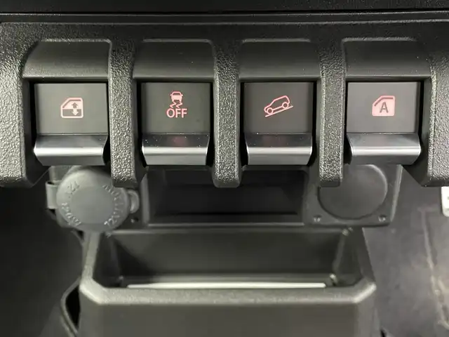 スズキ ジムニー シエラ JC 埼玉県 2023(令5)年 0.7万km ピュアホワイトP 社外９型ナビ　/ＭＴ車　/４ＷＤ　/スズキセーフティーサポート　/衝突軽減　/車線抑制　/ステアリングスイッチ　/ドライブレコーダー　/ＥＴＣ　/ＬＥＤヘッドライト　/フォグライト　/オートライト　/純正ＡＷ　