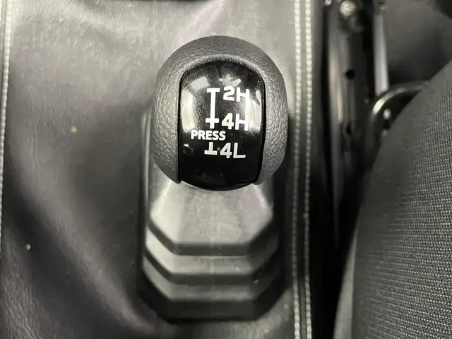 スズキ ジムニー シエラ JC 埼玉県 2023(令5)年 0.7万km ピュアホワイトP 社外９型ナビ　/ＭＴ車　/４ＷＤ　/スズキセーフティーサポート　/衝突軽減　/車線抑制　/ステアリングスイッチ　/ドライブレコーダー　/ＥＴＣ　/ＬＥＤヘッドライト　/フォグライト　/オートライト　/純正ＡＷ　