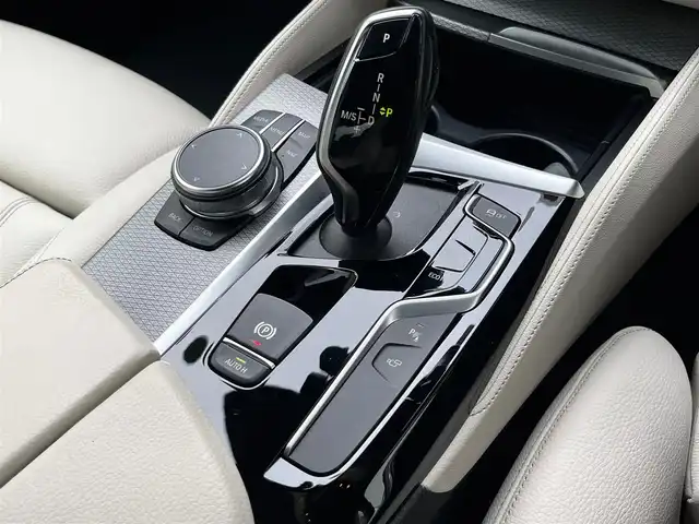 ＢＭＷ ５２３ｄ xDrive Mスピリット 山梨県 2020(令2)年 2.6万km ガンＭ ハイライン/白革/インテリジェントS/純正HDDナビ/フルセグTV/全周囲カメラ/アンビエントL/Pシート/４Zシートヒーター/前後ドラレコ/アダプティブLED/Aハイビーム/保証書/記録簿/スペアキー/HUD