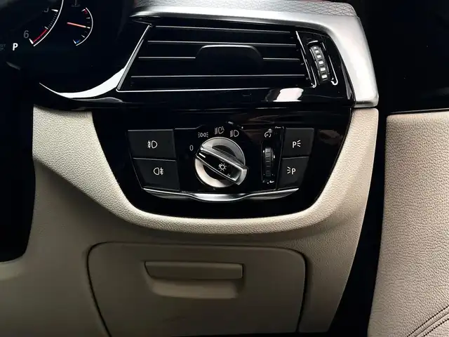 ＢＭＷ ５２３ｄ xDrive Mスピリット 山梨県 2020(令2)年 2.6万km ガンＭ ハイライン/白革/インテリジェントS/純正HDDナビ/フルセグTV/全周囲カメラ/アンビエントL/Pシート/４Zシートヒーター/前後ドラレコ/アダプティブLED/Aハイビーム/保証書/記録簿/スペアキー/HUD
