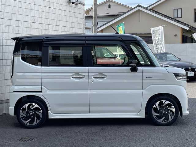 スズキ スペーシア カスタム HYBRID XS 大分県 2024(令6)年 0.5万km ピュアホワイトパール/ブラック2トーン ワンオーナー/ハーフレザー調シート/メーカーOPナビ 【フルセグ/BTオーディオ】/全方位カメラ/両側パワースライドドア/純正15インチアルミホイール/レーダークルーズコントロール/クリアランスソナー/シーケンシャルウインカー/前後ドライブレコーダー/ビルトインETC/ヘッドアップディスプレイ/電動パーキングブレーキ/充電用USBソケット/後席サーキュレーター/後席オットマン/LEDヘッドライト/LEDフォグランプ/オートライト/レザーステアリング/ステアリングヒーター/ステアリングリモコン/チルトステアリング/前席シートヒーター/ウインカーミラー/横滑り防止装置/アイドリングストップ/リアプライバシーガラス/エンジンプッシュスタート/ヘッドライトレベライザー/ドアバイザー/電動格納ミラー/サイド&Wエアバッグ/ABS/スマートキー×2/保証書/車両取説/ナビ取説