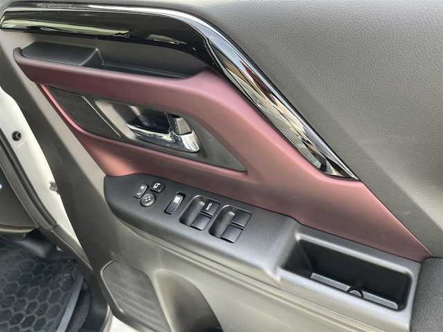 スズキ スペーシア カスタム HYBRID XS 大分県 2024(令6)年 0.5万km ピュアホワイトパール/ブラック2トーン ワンオーナー/ハーフレザー調シート/メーカーOPナビ 【フルセグ/BTオーディオ】/全方位カメラ/両側パワースライドドア/純正15インチアルミホイール/レーダークルーズコントロール/クリアランスソナー/シーケンシャルウインカー/前後ドライブレコーダー/ビルトインETC/ヘッドアップディスプレイ/電動パーキングブレーキ/充電用USBソケット/後席サーキュレーター/後席オットマン/LEDヘッドライト/LEDフォグランプ/オートライト/レザーステアリング/ステアリングヒーター/ステアリングリモコン/チルトステアリング/前席シートヒーター/ウインカーミラー/横滑り防止装置/アイドリングストップ/リアプライバシーガラス/エンジンプッシュスタート/ヘッドライトレベライザー/ドアバイザー/電動格納ミラー/サイド&Wエアバッグ/ABS/スマートキー×2/保証書/車両取説/ナビ取説
