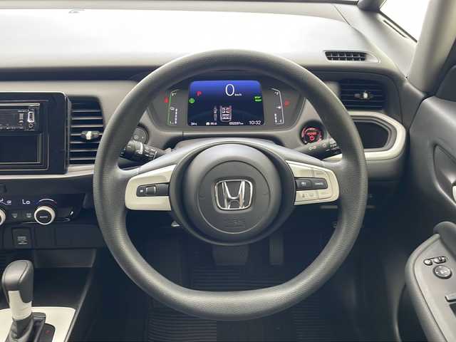 ホンダ フィット e:HEVベーシック 沖縄県 2020(令2)年 5.3万km ルナシルバーM 社外オーディオ(KENWOOD RDT-211)/(CD FM USB AUX)/ETC/クルーズコントロール/ホンダセンシング/オートライト/スマートキー/前後コーナーセンサー/電動パーキング/横滑り防止装置/スペアキー/ＬＥＤヘッドライト