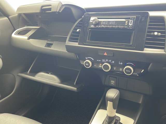 ホンダ フィット e:HEVベーシック 沖縄県 2020(令2)年 5.3万km ルナシルバーM 社外オーディオ(KENWOOD RDT-211)/(CD FM USB AUX)/ETC/クルーズコントロール/ホンダセンシング/オートライト/スマートキー/前後コーナーセンサー/電動パーキング/横滑り防止装置/スペアキー/ＬＥＤヘッドライト