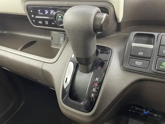 ホンダ Ｎ ＢＯＸ L 富山県 2022(令4)年 3.3万km プラチナホワイトパール 社外ナビ（AM/FM/CD/BT/ワンセグ）/バックカメラ/ETC/片側パワースライドドア/シートヒーター/衝突被害軽減システム/レーダークルーズコントロール/レーンキープアシスト/コーナーセンサー/横滑り防止装置/アイドリングストップ/純正フロアマット/オートLEDライト/オートホールド付電子パーキング/スマートキー/スペアキー