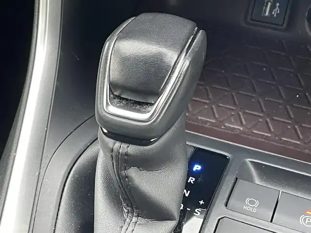 トヨタ ＲＡＶ４ ハイブリッドG 滋賀県 2023(令5)年 5.3万km アティチュードブラックマイカ ワンオーナー/モデリスタフルエアロ/10.5インチディスプレイオーディオ/・ナビ機能/フルセグ/TVキャンセラー/・FM/AM/Bluetooth/USB/全方位カメラ/純正ドライブレコーダー/デジタルインナーミラー/ビルトインETC2.0/レザーシート/パワーシート/メモリシート/シートベンチレーション/革巻きステアリング/ハンドルヒーター/パワーバックドア/オートブレーキホールド/レーダークルーズコントロール/クリアランスソナー/プリクラッシュセーフティ/レーントレーシングアシスト/ロードサインアシスト/ドライバー異常時対応システム/アクティブドライビングアシスト/発進遅れ告知機能/低速時加速抑制機能/緊急時操舵支援（アクティブ操舵機能付）/フロントクロストラフィックアラート/レーンチェンジアシスト/パーキングサポートブレーキ/アイドリングストップ/LEDヘッドライト/オートライト/アダプティブハイビームシステム/フォグランプ/電格ウィンカーミラー/プッシュスタート/スマートキー×２