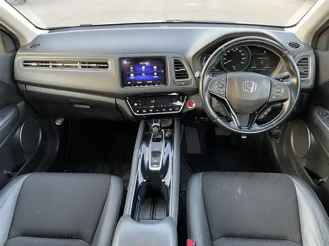 ホンダ ヴェゼル ハイブリッド Z ホンダセンシング 岡山県 2018(平30)年 8.8万km プラチナホワイトパール 登録時走行距離87700/純正ナビ/バックカメラ/Bluetooth/ホンダセンシング/・衝突軽減ブレーキ/・誤発進抑制機能/・歩行者事故低減ステアリング/・先行発進お知らせ機能/・アダプティブクルーズコントロール/・車線維持支援システム/・路外逸脱制御機能/・標識認識機能/ルーフレール/LEDヘッドライト/オートマチックハイハイビーム/純正アルミホイール/革巻きステアリング/純正フロアマット/自動防眩ルームミラー/プッシュスタート/スマートキー