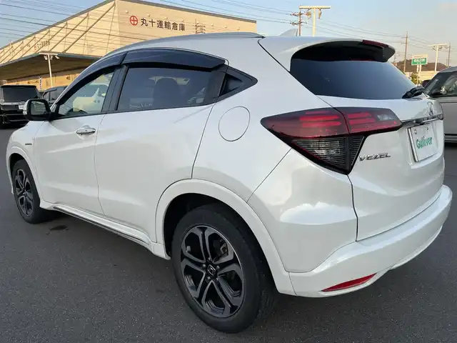 ホンダ ヴェゼル ハイブリッド Z ホンダセンシング 岡山県 2018(平30)年 8.8万km プラチナホワイトパール 登録時走行距離87700/純正ナビ/バックカメラ/Bluetooth/ホンダセンシング/・衝突軽減ブレーキ/・誤発進抑制機能/・歩行者事故低減ステアリング/・先行発進お知らせ機能/・アダプティブクルーズコントロール/・車線維持支援システム/・路外逸脱制御機能/・標識認識機能/ルーフレール/LEDヘッドライト/オートマチックハイハイビーム/純正アルミホイール/革巻きステアリング/純正フロアマット/自動防眩ルームミラー/プッシュスタート/スマートキー