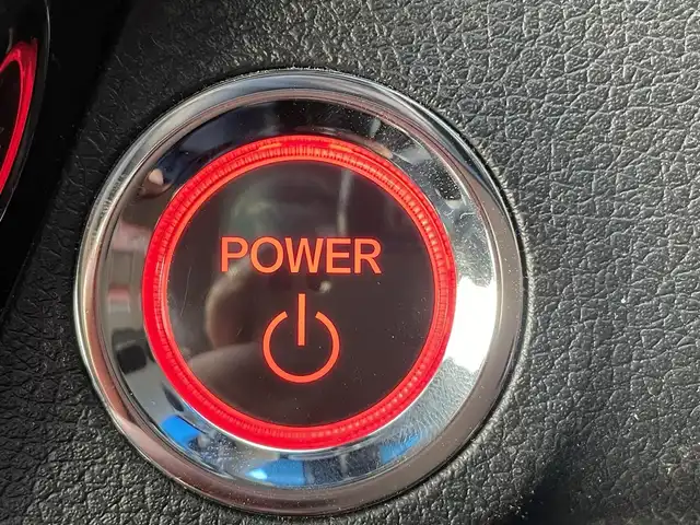 ホンダ ヴェゼル ハイブリッド Z ホンダセンシング 岡山県 2018(平30)年 8.8万km プラチナホワイトパール 登録時走行距離87700/純正ナビ/バックカメラ/Bluetooth/ホンダセンシング/・衝突軽減ブレーキ/・誤発進抑制機能/・歩行者事故低減ステアリング/・先行発進お知らせ機能/・アダプティブクルーズコントロール/・車線維持支援システム/・路外逸脱制御機能/・標識認識機能/ルーフレール/LEDヘッドライト/オートマチックハイハイビーム/純正アルミホイール/革巻きステアリング/純正フロアマット/自動防眩ルームミラー/プッシュスタート/スマートキー