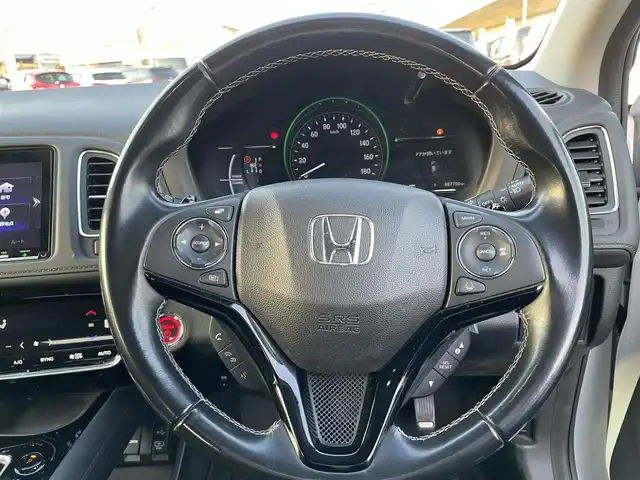 ホンダ ヴェゼル ハイブリッド Z ホンダセンシング 岡山県 2018(平30)年 8.8万km プラチナホワイトパール 登録時走行距離87700/純正ナビ/バックカメラ/Bluetooth/ホンダセンシング/・衝突軽減ブレーキ/・誤発進抑制機能/・歩行者事故低減ステアリング/・先行発進お知らせ機能/・アダプティブクルーズコントロール/・車線維持支援システム/・路外逸脱制御機能/・標識認識機能/ルーフレール/LEDヘッドライト/オートマチックハイハイビーム/純正アルミホイール/革巻きステアリング/純正フロアマット/自動防眩ルームミラー/プッシュスタート/スマートキー