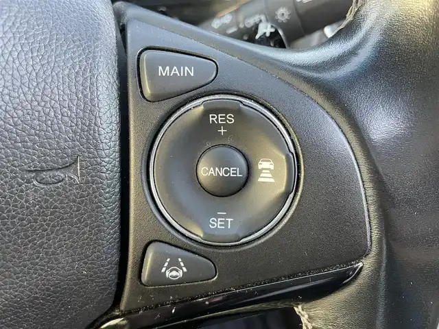 ホンダ ヴェゼル ハイブリッド Z ホンダセンシング 岡山県 2018(平30)年 8.8万km プラチナホワイトパール 登録時走行距離87700/純正ナビ/バックカメラ/Bluetooth/ホンダセンシング/・衝突軽減ブレーキ/・誤発進抑制機能/・歩行者事故低減ステアリング/・先行発進お知らせ機能/・アダプティブクルーズコントロール/・車線維持支援システム/・路外逸脱制御機能/・標識認識機能/ルーフレール/LEDヘッドライト/オートマチックハイハイビーム/純正アルミホイール/革巻きステアリング/純正フロアマット/自動防眩ルームミラー/プッシュスタート/スマートキー