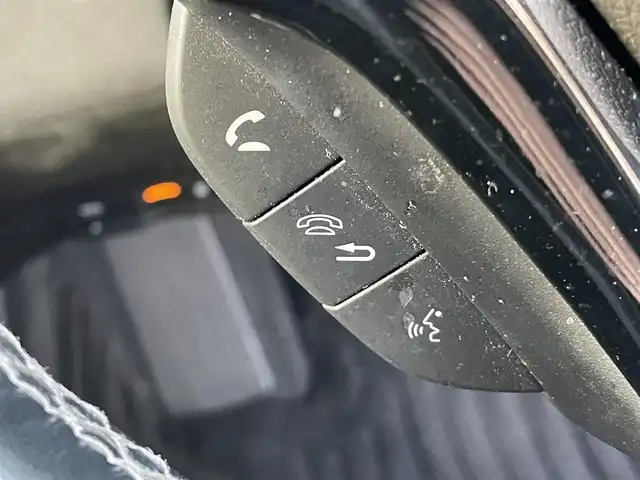 ホンダ ヴェゼル ハイブリッド Z ホンダセンシング 岡山県 2018(平30)年 8.8万km プラチナホワイトパール 登録時走行距離87700/純正ナビ/バックカメラ/Bluetooth/ホンダセンシング/・衝突軽減ブレーキ/・誤発進抑制機能/・歩行者事故低減ステアリング/・先行発進お知らせ機能/・アダプティブクルーズコントロール/・車線維持支援システム/・路外逸脱制御機能/・標識認識機能/ルーフレール/LEDヘッドライト/オートマチックハイハイビーム/純正アルミホイール/革巻きステアリング/純正フロアマット/自動防眩ルームミラー/プッシュスタート/スマートキー