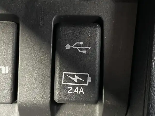 ホンダ ヴェゼル ハイブリッド Z ホンダセンシング 岡山県 2018(平30)年 8.8万km プラチナホワイトパール 登録時走行距離87700/純正ナビ/バックカメラ/Bluetooth/ホンダセンシング/・衝突軽減ブレーキ/・誤発進抑制機能/・歩行者事故低減ステアリング/・先行発進お知らせ機能/・アダプティブクルーズコントロール/・車線維持支援システム/・路外逸脱制御機能/・標識認識機能/ルーフレール/LEDヘッドライト/オートマチックハイハイビーム/純正アルミホイール/革巻きステアリング/純正フロアマット/自動防眩ルームミラー/プッシュスタート/スマートキー