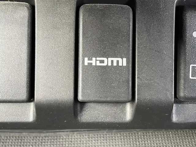 ホンダ ヴェゼル ハイブリッド Z ホンダセンシング 岡山県 2018(平30)年 8.8万km プラチナホワイトパール 登録時走行距離87700/純正ナビ/バックカメラ/Bluetooth/ホンダセンシング/・衝突軽減ブレーキ/・誤発進抑制機能/・歩行者事故低減ステアリング/・先行発進お知らせ機能/・アダプティブクルーズコントロール/・車線維持支援システム/・路外逸脱制御機能/・標識認識機能/ルーフレール/LEDヘッドライト/オートマチックハイハイビーム/純正アルミホイール/革巻きステアリング/純正フロアマット/自動防眩ルームミラー/プッシュスタート/スマートキー