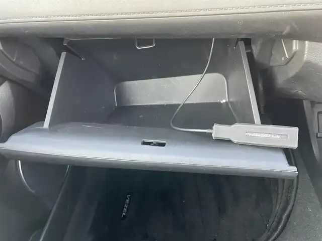 ホンダ ヴェゼル ハイブリッド Z ホンダセンシング 岡山県 2018(平30)年 8.8万km プラチナホワイトパール 登録時走行距離87700/純正ナビ/バックカメラ/Bluetooth/ホンダセンシング/・衝突軽減ブレーキ/・誤発進抑制機能/・歩行者事故低減ステアリング/・先行発進お知らせ機能/・アダプティブクルーズコントロール/・車線維持支援システム/・路外逸脱制御機能/・標識認識機能/ルーフレール/LEDヘッドライト/オートマチックハイハイビーム/純正アルミホイール/革巻きステアリング/純正フロアマット/自動防眩ルームミラー/プッシュスタート/スマートキー