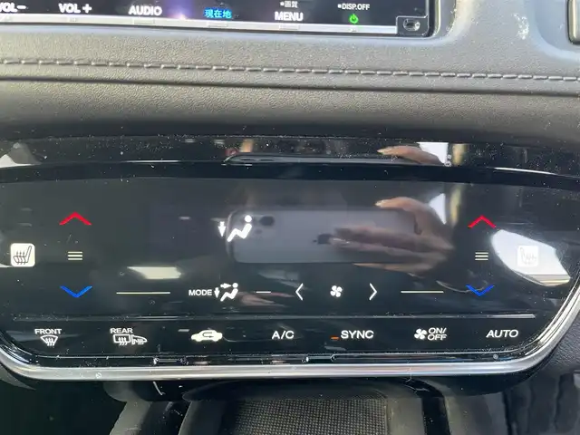 ホンダ ヴェゼル ハイブリッド Z ホンダセンシング 岡山県 2018(平30)年 8.8万km プラチナホワイトパール 登録時走行距離87700/純正ナビ/バックカメラ/Bluetooth/ホンダセンシング/・衝突軽減ブレーキ/・誤発進抑制機能/・歩行者事故低減ステアリング/・先行発進お知らせ機能/・アダプティブクルーズコントロール/・車線維持支援システム/・路外逸脱制御機能/・標識認識機能/ルーフレール/LEDヘッドライト/オートマチックハイハイビーム/純正アルミホイール/革巻きステアリング/純正フロアマット/自動防眩ルームミラー/プッシュスタート/スマートキー