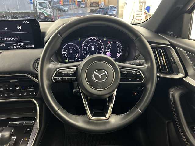 マツダ ＣＸ－６０ ＰＨＥＶ エクスクルーシブスポーツ 兵庫県 2023(令5)年 2.6万km ジェットブラックマイカ ・ドライバーパーソナライゼーションシステムパッケージ/・パノラマサンルーフ/・純正12.3インチナビ/TV/Bluetooth/USB/HDMI/Apple CarPlay/Android Auto/・全方位カメラ/・BOSEサウンドシステム/・前後ドライブレコーダー/・スマートブレーキサポート/・レーンキープアシスト/・レーダークルーズコントロール/・アダプティブLEDヘッドライト/・誤発進抑制制御/・ロードキープアシスト/・ドライバー異常対応システム/・ブラインドスポットモニタリング/・ヘッドアップディスプレイ/・レザーシート/・全席シートヒーター/・前席シートベンチレーション/・前席パワーシート（運転席メモリ付）/・ステアリングヒーター/・置くだけ充電/・パワーバックドア/・ヒルディセントコントロール/・クリアランスソナー/・LEDヘッドライト/・オートライト/・フォグランプ/・スマートキー