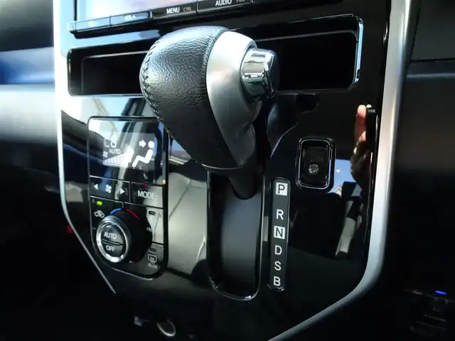 トヨタ ルーミー カスタムG S 千葉県 2017(平29)年 4万km ブラックマイカメタリック 純正ナビ（NSZT-Y66T）/・フルセグTV/・バックカメラ/・Bluetooth/・FM/AMラジオ/スマートアシストIII/・衝突警報機能/・衝突回避支援ブレーキ機能/・誤発進抑制制御機能/・先行車発進お知らせ機能/・オートハイビーム/ETC2.0/両側パワースライドドア/シートヒーター/アイドリングストップ/デジタルインナーミラー/ステアリングスイッチ/スマートキー2本/保証書/取扱説明書