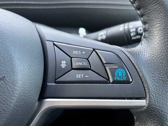 日産 セレナ ハイウェイスター プロパイロットED 宮城県 2017(平29)年 8.2万km カシミヤグレージュ 登録時走行距離　８１８７７ｋｍ/プッシュスタート/オートホールド/Wエアコン/ETC２．０/プロパイロット/コンフォートフラッシャー/後席フリップダウンモニター/純正ナビ(地図SD未挿入)/コーナーセンサー/電動ミラー/パワーステアリング/パワーウインドウ/クルーズコントロール/フロアマット純正/装着タイヤ22年製ダンロップRV505/ABS/横滑り防止装置/オートライト