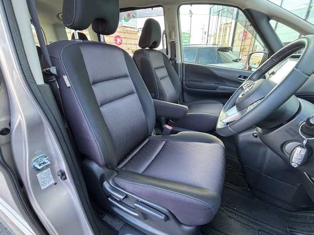 日産 セレナ ハイウェイスター プロパイロットED 宮城県 2017(平29)年 8.2万km カシミヤグレージュ 登録時走行距離　８１８７７ｋｍ/プッシュスタート/オートホールド/Wエアコン/ETC２．０/プロパイロット/コンフォートフラッシャー/後席フリップダウンモニター/純正ナビ(地図SD未挿入)/コーナーセンサー/電動ミラー/パワーステアリング/パワーウインドウ/クルーズコントロール/フロアマット純正/装着タイヤ22年製ダンロップRV505/ABS/横滑り防止装置/オートライト