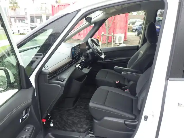 日産 セレナ ハイウェイスター V 千葉県 2023(令5)年 3万km プリズムホワイト エマージェンシーブレーキ/プロパイロット/インテリジェントクルーズコントロール/インテリジェントルームミラー/ハンズフリー両側パワースライドドア/純正コネクトナビ/地デジTV/【Bluetooth接続】/【Apple CarPlay　Android Auto対応】/アラウンドビューモニター/ドライブレコーダー/ワイヤレス充電/革巻きステアリング/ステアリングスイッチ/ETC/LEDヘッドライト/フォグライト/ウインカーミラー/コーナーセンサー/純正16インチアルミホイル/サイド/カーテンエアバッグ/インテリジェントキー