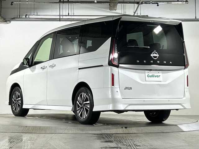 日産 セレナ ハイウェイスター V 広島県 2023(令5)年 6.4万km プリズムホワイト 禁煙/寒冷地仕様/・シートヒーター/・ステアリングヒーター/エマージェンシーブレーキ/車線逸脱警報/プロパイロット/ふらつき警報/踏み間違え防止/標識認識/先行車発進告知/コーナーセンサー/BSW/インテリジェントルームミラー/純正コネクティッドナビ/・フルセグ/Bluetooth/スマホ連携/HDMI/アラウンドビューモニター/ドライブレコーダー/ワイヤレス充電/ハンズフリー両側パワースライドドア/革巻きステアリング/パドルシフト/LEDヘッドライト/フォグランプ/オートライト/電動パーキングブレーキ/オートホールド/ヘッドライトレベライザー/スマートキー/プッシュスタート/スペアキー/ETC２．０/純正１６インチアルミホイール