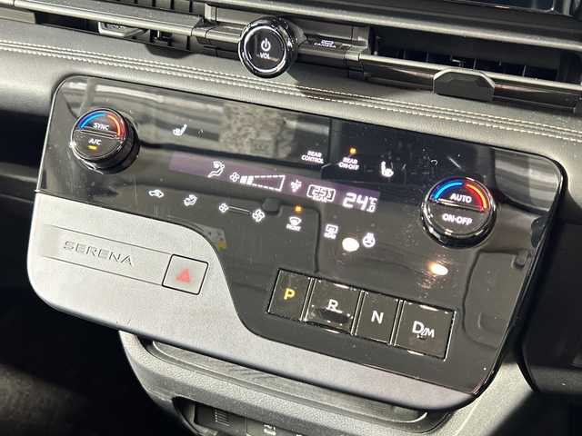 日産 セレナ ハイウェイスター V 広島県 2023(令5)年 6.4万km プリズムホワイト 禁煙/寒冷地仕様/・シートヒーター/・ステアリングヒーター/エマージェンシーブレーキ/車線逸脱警報/プロパイロット/ふらつき警報/踏み間違え防止/標識認識/先行車発進告知/コーナーセンサー/BSW/インテリジェントルームミラー/純正コネクティッドナビ/・フルセグ/Bluetooth/スマホ連携/HDMI/アラウンドビューモニター/ドライブレコーダー/ワイヤレス充電/ハンズフリー両側パワースライドドア/革巻きステアリング/パドルシフト/LEDヘッドライト/フォグランプ/オートライト/電動パーキングブレーキ/オートホールド/ヘッドライトレベライザー/スマートキー/プッシュスタート/スペアキー/ETC２．０/純正１６インチアルミホイール