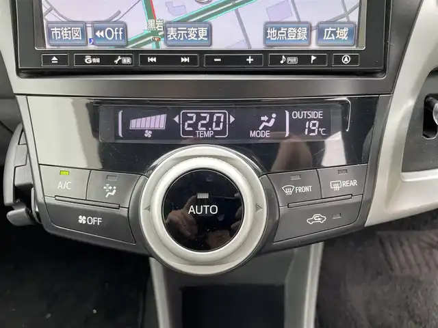 トヨタ プリウス α S 福島県 2013(平25)年 11.6万km ホワイトパールクリスタルシャイン (株)IDOMが運営する【じしゃロン福島店】の自社ローン専用車両になります。こちらは現金またはオートローンご利用時の価格です。自社ローンご希望の方は別途その旨お申付け下さい/純正ナビ/ドアバイザー/ステアリングリモコン/ETC/カーテンエアバック/オートエアコン/プッシュスタート