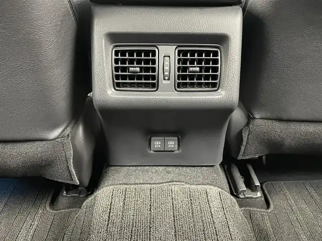 トヨタ カムリ WSレザーパッケージ 大分県 2021(令3)年 7万km プラチナホワイトパールマイカ ワンオーナー/GRエアロ（F、S、R）/TRDマフラー/TOYOTAセーフティセンス/・プリクラッシュセーフティ/・レーントレーシングアシスト/・レーダークルーズコントロール/・オートマチックハイビーム/ブラインドスポットモニター/リアクロストラフィックアラート/ヘッドアップディスプレイ/JBLサウンドシステム/9型ディスプレイオーディオ/・ナビ機能有り、フルセグTV、USB/・CD/DVD、BT対応/・AppleCarPlay、AndroidAuto/ステアリングスイッチ/バックカメラ/黒革シート/・前席パワーシート/前席シートヒーター/ビルトインETC/社外ドライブレコーダー（前、後、車内）/横滑り防止装置/電動格納ミラー/純正フロアマット/オートライト/LEDヘッドライト/LEDフォグ/純正18インチアルミホイール/クリアランスソナー /保証書、取説、スペアキー