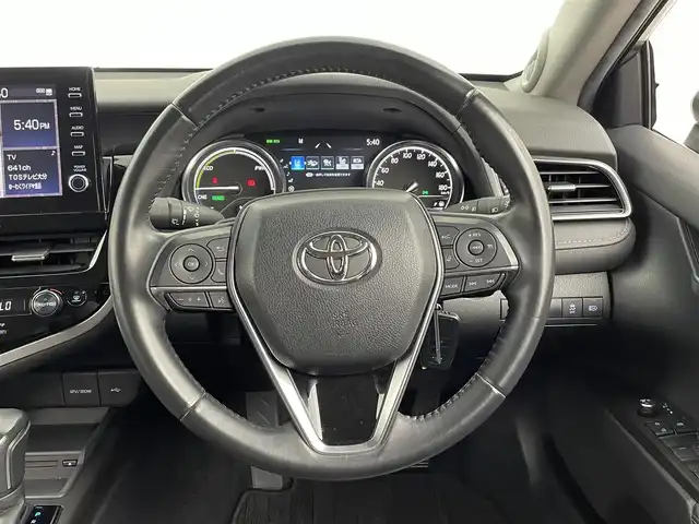 トヨタ カムリ WSレザーパッケージ 大分県 2021(令3)年 7万km プラチナホワイトパールマイカ ワンオーナー/GRエアロ（F、S、R）/TRDマフラー/TOYOTAセーフティセンス/・プリクラッシュセーフティ/・レーントレーシングアシスト/・レーダークルーズコントロール/・オートマチックハイビーム/ブラインドスポットモニター/リアクロストラフィックアラート/ヘッドアップディスプレイ/JBLサウンドシステム/9型ディスプレイオーディオ/・ナビ機能有り、フルセグTV、USB/・CD/DVD、BT対応/・AppleCarPlay、AndroidAuto/ステアリングスイッチ/バックカメラ/黒革シート/・前席パワーシート/前席シートヒーター/ビルトインETC/社外ドライブレコーダー（前、後、車内）/横滑り防止装置/電動格納ミラー/純正フロアマット/オートライト/LEDヘッドライト/LEDフォグ/純正18インチアルミホイール/クリアランスソナー /保証書、取説、スペアキー