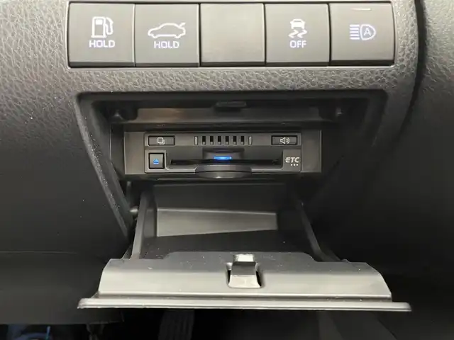 トヨタ カムリ WSレザーパッケージ 大分県 2021(令3)年 7万km プラチナホワイトパールマイカ ワンオーナー/GRエアロ（F、S、R）/TRDマフラー/TOYOTAセーフティセンス/・プリクラッシュセーフティ/・レーントレーシングアシスト/・レーダークルーズコントロール/・オートマチックハイビーム/ブラインドスポットモニター/リアクロストラフィックアラート/ヘッドアップディスプレイ/JBLサウンドシステム/9型ディスプレイオーディオ/・ナビ機能有り、フルセグTV、USB/・CD/DVD、BT対応/・AppleCarPlay、AndroidAuto/ステアリングスイッチ/バックカメラ/黒革シート/・前席パワーシート/前席シートヒーター/ビルトインETC/社外ドライブレコーダー（前、後、車内）/横滑り防止装置/電動格納ミラー/純正フロアマット/オートライト/LEDヘッドライト/LEDフォグ/純正18インチアルミホイール/クリアランスソナー /保証書、取説、スペアキー