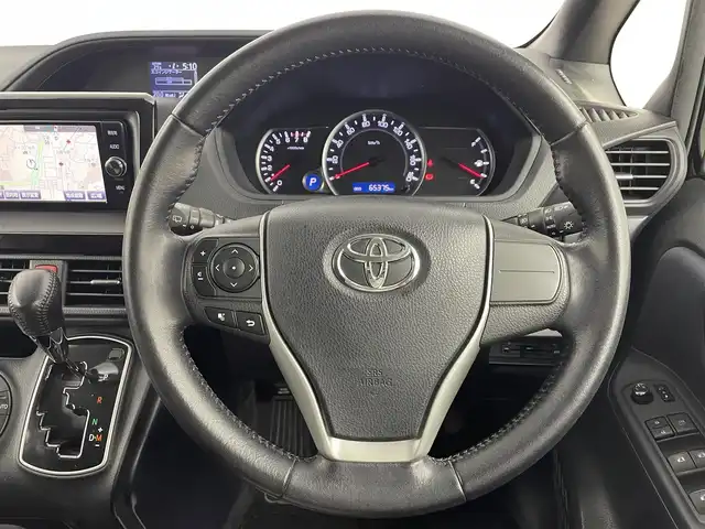 トヨタ ヴォクシー ZS 大阪府 2014(平26)年 6.6万km ブラック 純正SDナビ/　Bluetooth/フルセグ/CD/DVD/バックカメラ/両側パワースライドドア/オートライト/LEDヘッドライト/フォグランプ/純正フロアマット/純正16インチアルミホイール/スマートキー/プッシュスタート/ステアリングスイッチ/電動格納ミラー/ビルトインETC