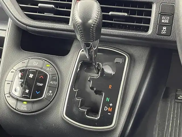 トヨタ ヴォクシー ZS 大阪府 2014(平26)年 6.6万km ブラック 純正SDナビ/　Bluetooth/フルセグ/CD/DVD/バックカメラ/両側パワースライドドア/オートライト/LEDヘッドライト/フォグランプ/純正フロアマット/純正16インチアルミホイール/スマートキー/プッシュスタート/ステアリングスイッチ/電動格納ミラー/ビルトインETC