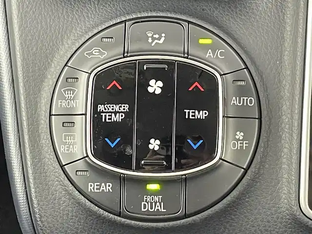 トヨタ ヴォクシー ZS 大阪府 2014(平26)年 6.6万km ブラック 純正SDナビ/　Bluetooth/フルセグ/CD/DVD/バックカメラ/両側パワースライドドア/オートライト/LEDヘッドライト/フォグランプ/純正フロアマット/純正16インチアルミホイール/スマートキー/プッシュスタート/ステアリングスイッチ/電動格納ミラー/ビルトインETC