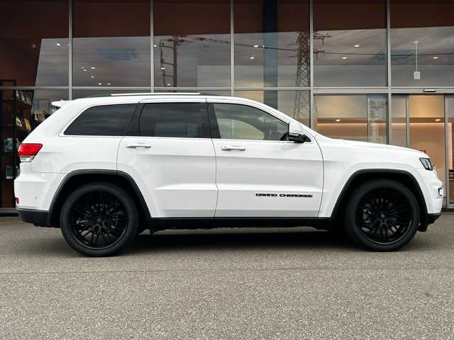 クライスラー・ジープ ジープ グランドチェロキー LTD 富山県 2018(平30)年 2.2万km 白 純正メモリナビ/Bluetooth接続/AM/FMラジオ/フルセグTV/バックカメラ/D/N席シートパワーシート/D/N席シートヒーター/後部座席シートヒーター/D/N席シートクーラー/ヒーテッドステアリング/パワーバックドア/パークアシスト/ACC/車線逸脱防止/アイドリングストップ/横滑り防止/4WD/ダウンヒルアシストコントロール/前後ドラレコ/ETC