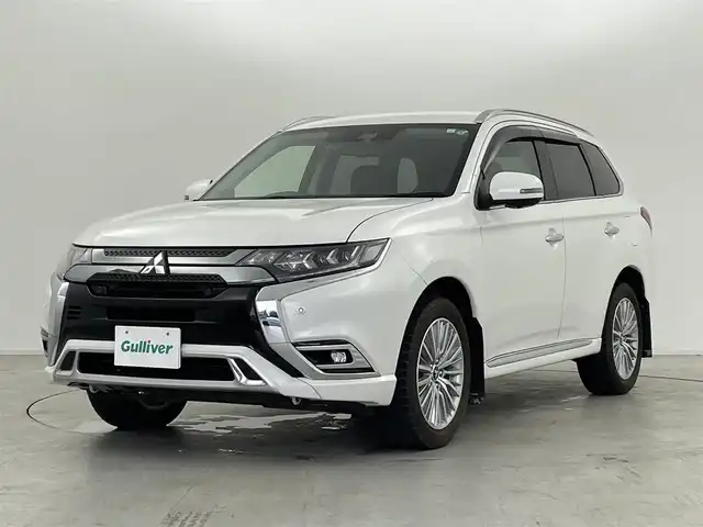 三菱 アウトランダー ＰＨＥＶ G 群馬県 2019(平31)年 6.4万km シルキーホワイト 後側方車両検知警報システム/＝＝＝＝＝/マルチアラウンドビューモニター/KENWOOD７インチナビ/・AM/FM/CD/DVD/Bluetooth/フルセグTV/KENWOODサブウーファー/KENWOODスピーカー/e-Assist/・衝突被害軽減ブレーキシステム/・車線逸脱警報システム/・オートマチックハイビーム/・レーダークルーズコントロールシステム/パーキングセンサー/後側方車両検知警報システム/ステアリングヒーター/前席シートヒーター/前後ドライブレコーダー/パドルシフト/ＬＥＤヘッドライト/オートライト/電動パーキングブレーキ/オートブレーキホールド/ＡＣ１００Ｖ電源/社外レーダー