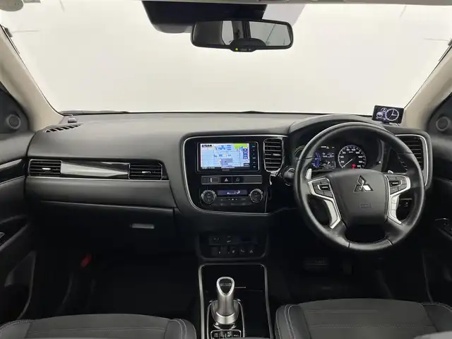 三菱 アウトランダー ＰＨＥＶ G 群馬県 2019(平31)年 6.4万km シルキーホワイト 後側方車両検知警報システム/＝＝＝＝＝/マルチアラウンドビューモニター/KENWOOD７インチナビ/・AM/FM/CD/DVD/Bluetooth/フルセグTV/KENWOODサブウーファー/KENWOODスピーカー/e-Assist/・衝突被害軽減ブレーキシステム/・車線逸脱警報システム/・オートマチックハイビーム/・レーダークルーズコントロールシステム/パーキングセンサー/後側方車両検知警報システム/ステアリングヒーター/前席シートヒーター/前後ドライブレコーダー/パドルシフト/ＬＥＤヘッドライト/オートライト/電動パーキングブレーキ/オートブレーキホールド/ＡＣ１００Ｖ電源/社外レーダー