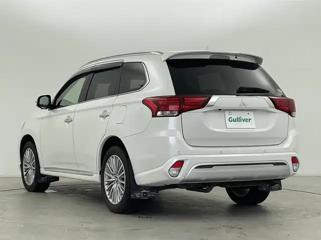 三菱 アウトランダー ＰＨＥＶ G 群馬県 2019(平31)年 6.4万km シルキーホワイト 後側方車両検知警報システム/＝＝＝＝＝/マルチアラウンドビューモニター/KENWOOD７インチナビ/・AM/FM/CD/DVD/Bluetooth/フルセグTV/KENWOODサブウーファー/KENWOODスピーカー/e-Assist/・衝突被害軽減ブレーキシステム/・車線逸脱警報システム/・オートマチックハイビーム/・レーダークルーズコントロールシステム/パーキングセンサー/後側方車両検知警報システム/ステアリングヒーター/前席シートヒーター/前後ドライブレコーダー/パドルシフト/ＬＥＤヘッドライト/オートライト/電動パーキングブレーキ/オートブレーキホールド/ＡＣ１００Ｖ電源/社外レーダー